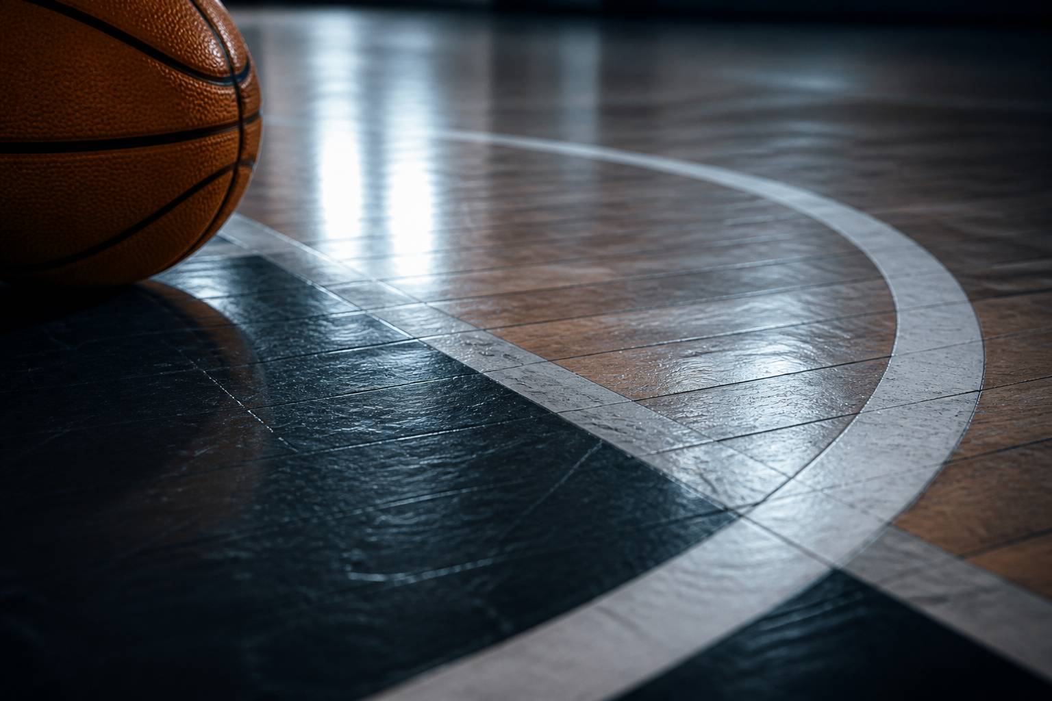Marquages peints du parquet de basket avec un ballon orange en gros plan