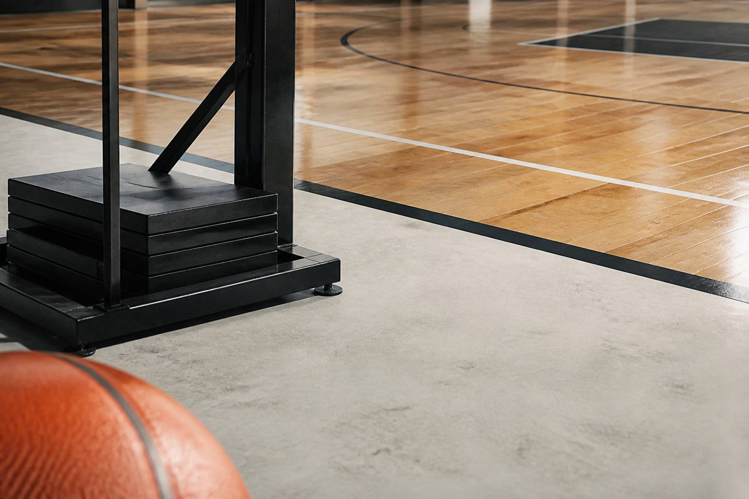 Socle de panier de basket mobile avec plaques de lestage sur une dalle